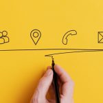 Símbolos de canais de envio desenhados com caneta preta num fundo amarelo