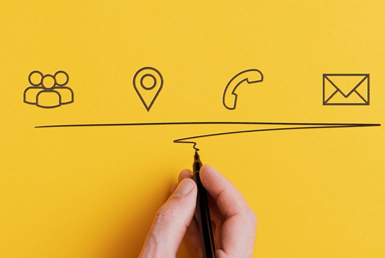 Símbolos de canais de envio desenhados com caneta preta num fundo amarelo