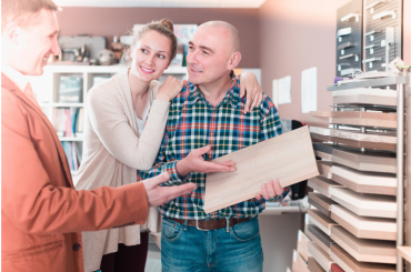 Vendedor apresenta produto para casal heterossexual