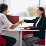 Como usar a pontuação NPS para avaliar o desempenho de equipes de vendas e atendimento?