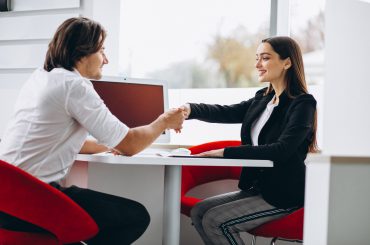 Como usar a pontuação NPS para avaliar o desempenho de equipes de vendas e atendimento?